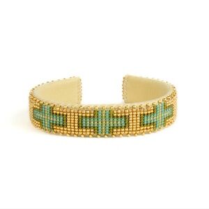 Elegant Beaded Bracelet with Gold and Green Accents